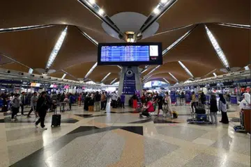 Suruhanjaya Penerbangan Malaysia (Mavcom) menegaskan bahawa penumpang syarikat penerbangan mempunyai pilihan mendapatkan kembali bayaran tiket mereka sekiranya penerbangan terlewat lebih lima jam. 
