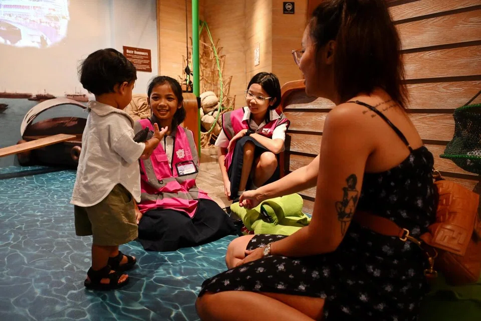 Antara kemahiran yang Nur Jannah Noor Firdaus (dua dari kiri), pelajari adalah cara berkomunikasi dengan berkesan dan bersabar apabila membimbing kanak-kanak prasekolah.