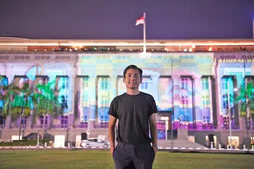 PERSEMBAHAN UNIK: Encik Safuan Johari, kurator bersama projek persembahan pancaran lampu, Art Skins on Monuments, sebahagian daripada Festival 'Light to Night' edisi Bicentennial Singapura, bertanggungjawab mempamerkan 'Sayang di Sayang' yang dipancarkan di Padang Atrium di Galeri Nasional Singapura. Ia menceritakan perjalanan Allahyarham Zubir Said daripada seorang pemuzik muda di Sumatera, Indonesia, yang kemudian menjadi komposer lagu kebangsaan Singapura. - Foto BH oleh MARK CHEONG