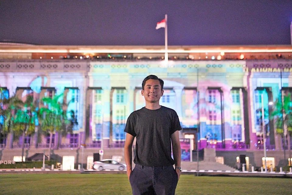 PERSEMBAHAN UNIK: Encik Safuan Johari, kurator bersama projek persembahan pancaran lampu, Art Skins on Monuments, sebahagian daripada Festival 'Light to Night' edisi Bicentennial Singapura, bertanggungjawab mempamerkan 'Sayang di Sayang' yang dipancarkan di Padang Atrium di Galeri Nasional Singapura. Ia menceritakan perjalanan Allahyarham Zubir Said daripada seorang pemuzik muda di Sumatera, Indonesia, yang kemudian menjadi komposer lagu kebangsaan Singapura. - Foto BH oleh MARK CHEONG