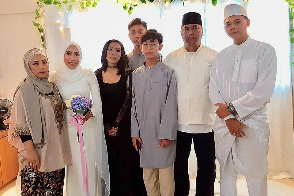 SUDAH DAPAT MENANTU!: Jamaluddin (dua dari kanan) bergambar dengan anggota keluarga semasa pernikahan anak keduanya, Nur Atiqah (dua dari kiri) dan Monteiro Mohd Fairuzi Abdul Aziz (paling kanan) pada November lalu. Turut dalam gambar ialah isterinya, Junaidah, anak sulung Nur Amirah, anak ketiga Mohamed Fariz dan yang bongsu Mohamed Faizal. - Foto ihsan JAMALUDDIN MOHAMED