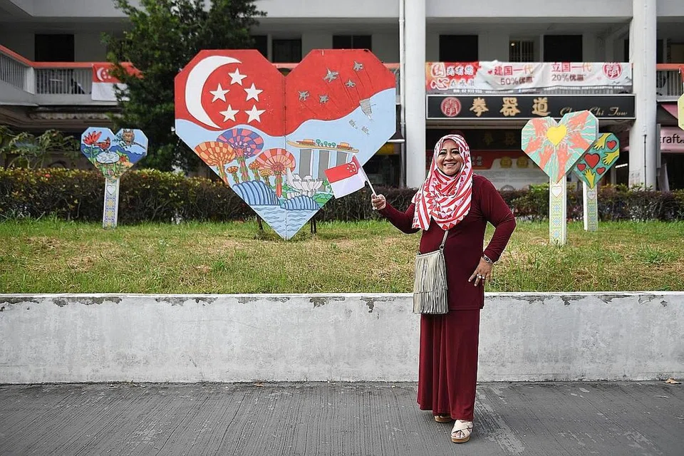 ANAK MERDEKA: Cik Norrita Mohd Amin berharap sedang penduduk di negara ini semakin menua, semoga warga Singapura akan terus menghargai hubungan kekeluargaan dan masyarakat serta terus menyokong satu sama lain. - Foto BM oleh SHINTARO TAY
