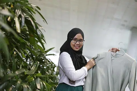 PEREKA FESYEN MESRA ALAM: Cik Nur Hafizah Ghazali ingin memperjuangkan aspek mesra alam dan etika dalam setiap rekaaan pakaian di bawah jenama Hafizah Ghazali. - Foto BH oleh AZMI ATHNI