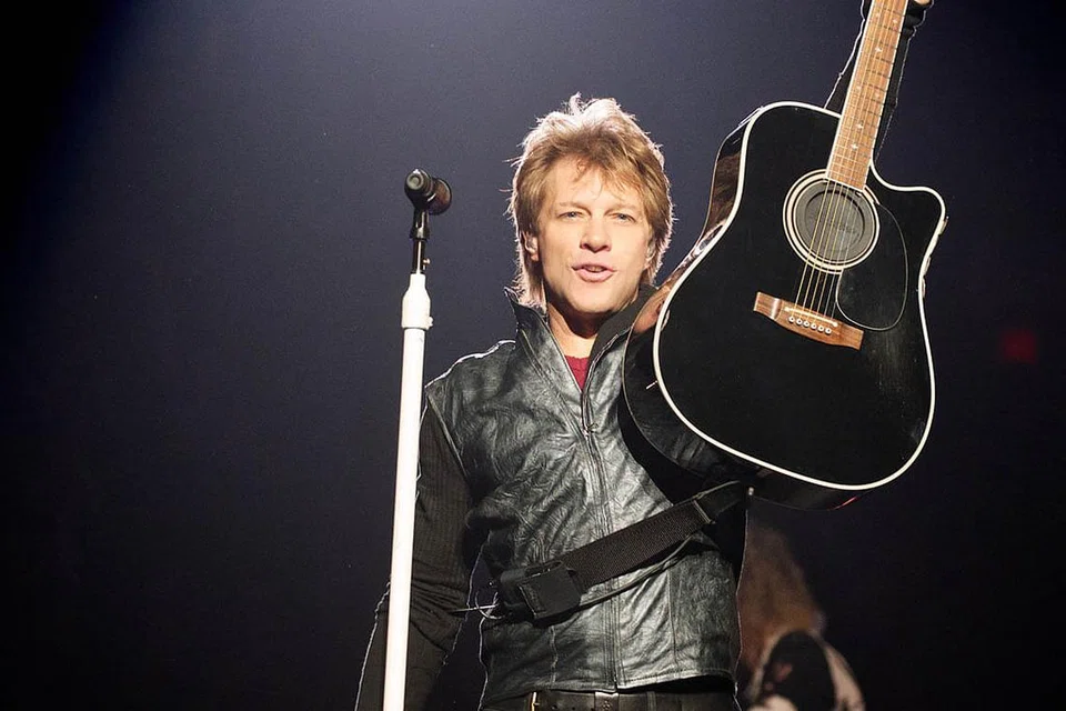 JON BON JOVI: Menjadi pekerja pembersihan di studio rakaman sepupunya dan tanpa diduga menarik perhatian penerbit album yang mencari penyanyi bagi album Krismas. - Foto DAVE BERGMAN 