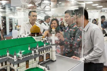 MELESTARI WARISAN SENI BINA NEGARA: Masjid Sultan merupakan salah satu daripada lapan monumen negara yang diabadikan oleh Lembaga Warisan Negara (NHB) dengan menggunakan kepingan 'Lego'. - Foto LEMBAGA WARISAN NEGARA