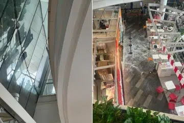 Kaca tingkap kelihatan jatuh ke tingkat bawah daripada tingkat tiga pusat beli-belah The Star Vista di Buona Vista pada pagi 20 April.