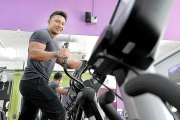PERLU DISIPLIN: Pelatih peribadi, Encik Kasbani Kasmon, berkata pemakanan dan latihan bagi mendapatkan bentuk badan idaman memang tidak mudah namun apabila dilakukan dengan sesungguhnya, hasilnya berbaloi. - Foto BH oleh M.O. SALLEH