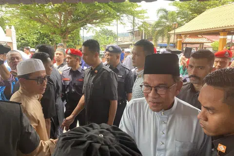BERSALAMAN DAN BERAMAH DENGAN JEMAAH: Datuk Seri Anwar Ibrahim meluangkan masa beramah dan bersalaman dengan jemaah solat Jumaat di masjid Sultan Muhammad di Kuala Terengganu pada 28 Julai.