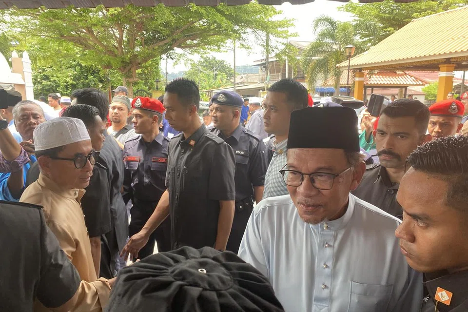 BERSALAMAN DAN BERAMAH DENGAN JEMAAH: Datuk Seri Anwar Ibrahim meluangkan masa beramah dan bersalaman dengan jemaah solat Jumaat di masjid Sultan Muhammad di Kuala Terengganu pada 28 Julai.
