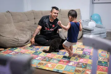 Bekas pesalah, Encik Musa Abdul Rahim, yang dibebaskan pada 2019, telah menerima sokongan New Life Stories (NLS) semasa berada dalam penjara. Gambar menunjukkan beliau bersama anak lelakinya, Nur Adam, dua tahun, di rumahnya di Yishun pada 14 Januari.