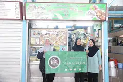 MEMBALAS BUDI: Cik Julina (tengah) dan keluarganya mengadakan jualan amal mi rebus pada harga rendah $1 untuk menyumbang kepada pesakit barah yang diurus oleh Persatuan Ain. - Foto BH HARITH MUSTAFFA