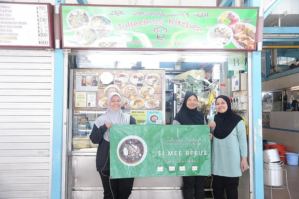 MEMBALAS BUDI: Cik Julina (tengah) dan keluarganya mengadakan jualan amal mi rebus pada harga rendah $1 untuk menyumbang kepada pesakit barah yang diurus oleh Persatuan Ain. - Foto BH HARITH MUSTAFFA