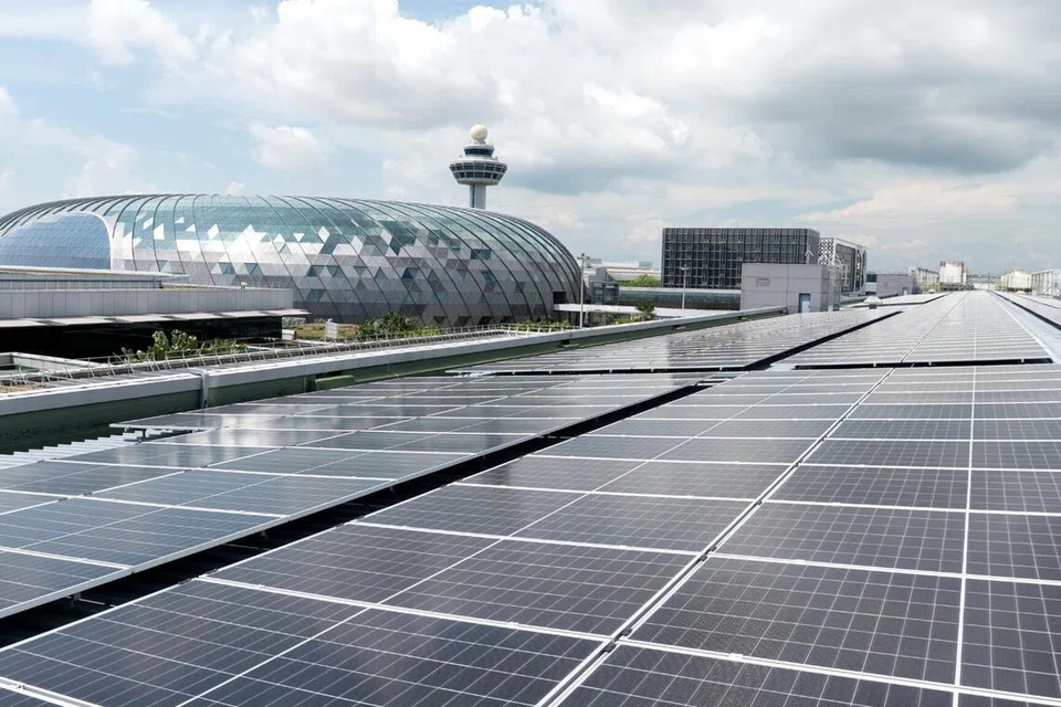 Tapak sistem panel solar di bumbung tersendiri yang terbesar di Singapura terletak Lapangan Terbang Changi.