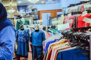Pembeli merungut bila harga baju dan kain baju kurung diasingkan. 