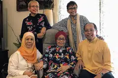 IBU PENYAYANG:Allahyarhamha Hajah Mushrifah Aziz (tengah) bersama anak-anaknya (dari kiri) Cik Mushriah, 76 tahun, Cik Ruzikah, 64 tahun, Cik Mushalwah, 58 tahun dan Encik Ruzman, 65 tahun. - Foto ihsan MUSHALWAH RIDZWAN