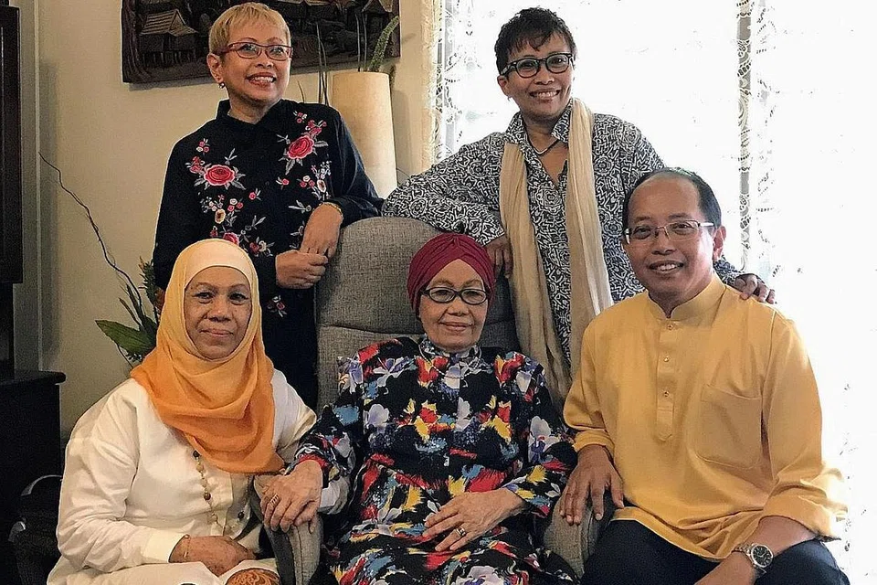 IBU PENYAYANG:Allahyarhamha Hajah Mushrifah Aziz (tengah) bersama anak-anaknya (dari kiri) Cik Mushriah, 76 tahun, Cik Ruzikah, 64 tahun, Cik Mushalwah, 58 tahun dan Encik Ruzman, 65 tahun. - Foto ihsan MUSHALWAH RIDZWAN