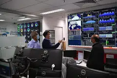 MEMBANGUNKAN FIRMA: (Dari kiri)Encik Zainul, Encik Kay dan Encik Suryono merancang meningkatkan penguasaan Diamond Energy dalam pasaran elektrik di Singapura dan menebarkan sayap syarikat itu ke luar negara. - Foto BH oleh ARIFFIN JAMAR