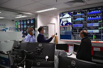MEMBANGUNKAN FIRMA: (Dari kiri)Encik Zainul, Encik Kay dan Encik Suryono merancang meningkatkan penguasaan Diamond Energy dalam pasaran elektrik di Singapura dan menebarkan sayap syarikat itu ke luar negara. - Foto BH oleh ARIFFIN JAMAR