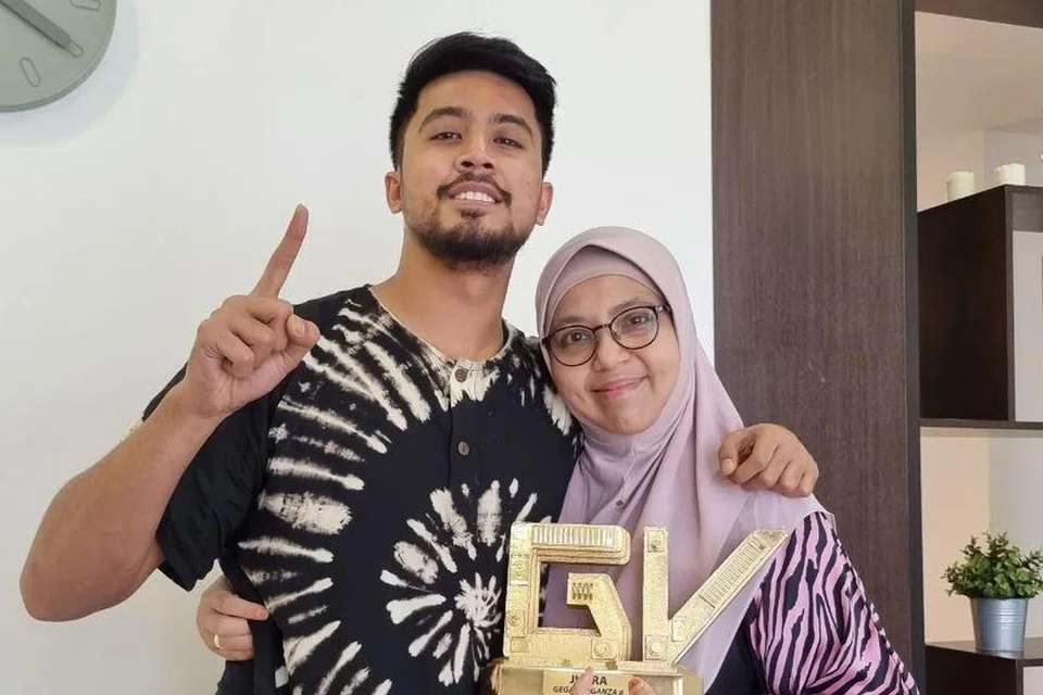 Aliff Aziz bersama ibunya, Cik Siti Hafizah Sheikh Mohamad, yang juga merupakan sistem sokongan utama beliau