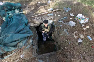 Seorang pegawai polis persekutuan Iraq keluar selepas memeriksa terowong yang digunakan oleh militan ISIS di Mosul pada 4 February 2017.