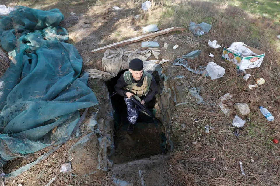 Seorang pegawai polis persekutuan Iraq keluar selepas memeriksa terowong yang digunakan oleh militan ISIS di Mosul pada 4 February 2017.