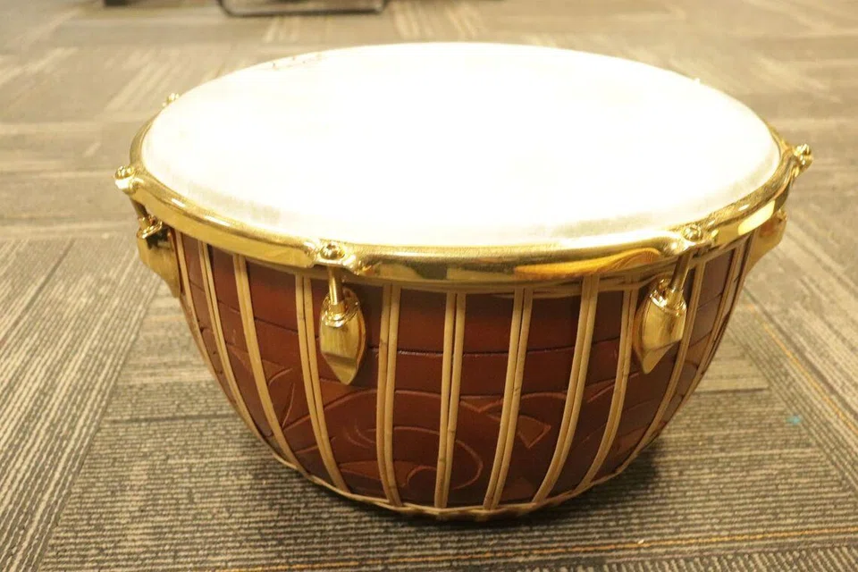 Gendang moden berbingkai besi muncul sebagai antara adaptasi zaman. Selain ketahanan, ia juga memudahkan pelarasan agar setiap persembahan kekal tepat pada kunci irama, tanpa mengorbankan jiwa tradisinya.