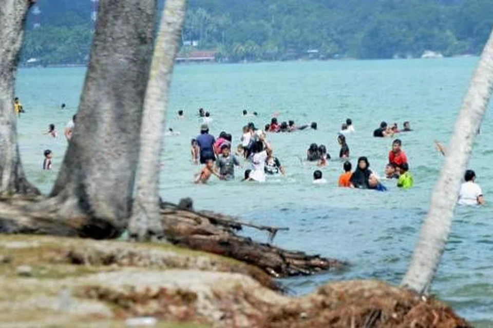 KEGIATAN KEGEMARAN: Kawasan laut di serata pulau Singapura dipenuhi penduduk setempat yang ingin 'melarikan' diri daripada bahang musim panas sekarang