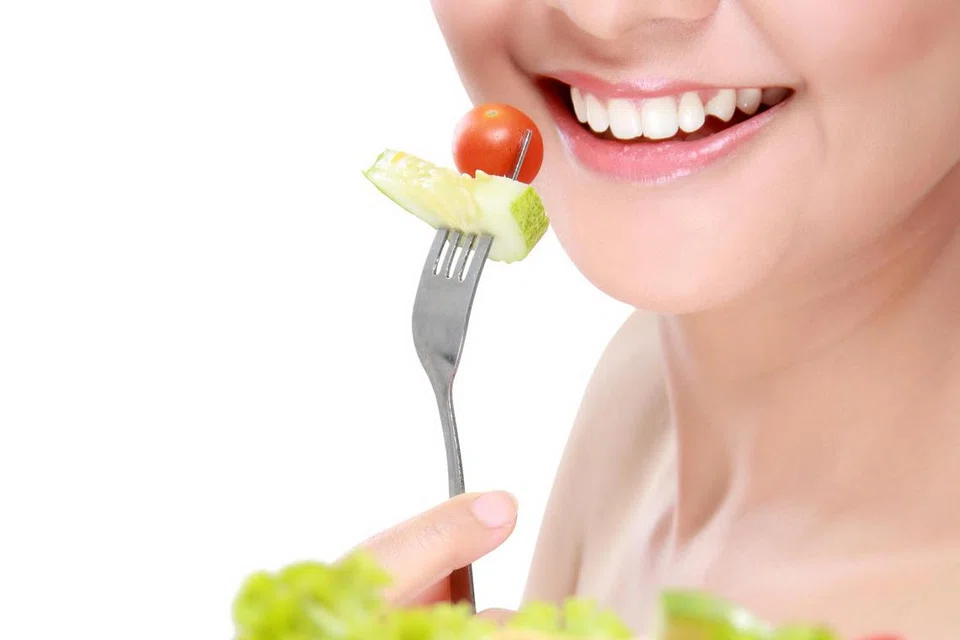 Sumber makanan yang kaya dengan zat besi termasuk bayam, sayuran hijau, daging merah, kekacang, bijirin yang diperkaya zat besi, serta makanan laut seperti ikan dan kerang.