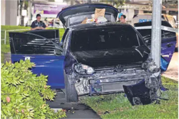Pemandu meninggalkan keretanya dan melarikan diri selepas melanggar tiang lampu.