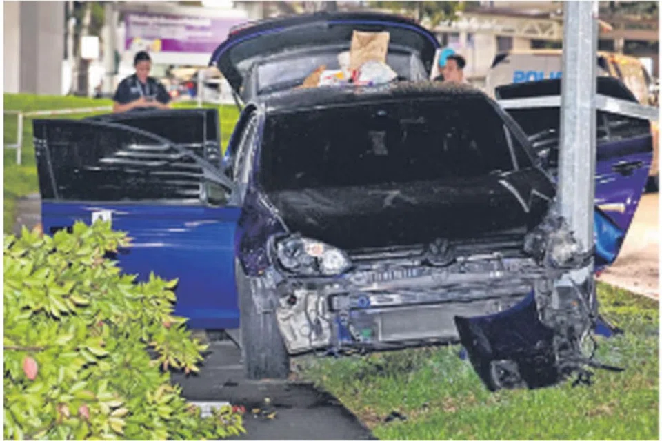 Pemandu meninggalkan keretanya dan melarikan diri selepas melanggar tiang lampu.