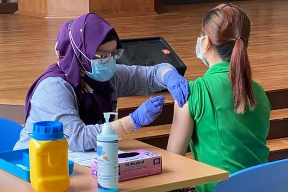 JALANI LATIHAN SEMULA: Cik Nurul harus menjalani latihan semula, antaranya memberi suntikan kepada kakitangan Ren Ci semasa latihan vaksinasi selesema. - Foto HOSPITAL REN CI 
