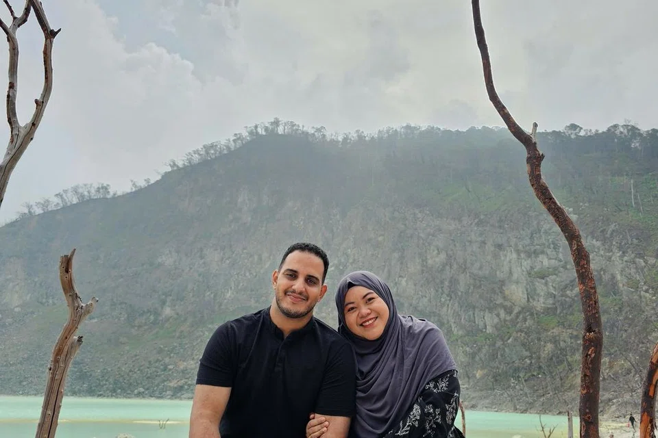 Cik Nur Amalina Alwi yang mendirikan rumah tangga bersama suaminya dari Maghribi yang ditemui melalui aplikasi Muzz. 