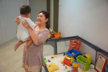 Cik Jessica Ng, salah seorang pengasuh di bawah program perintis penjagaan bayi, mula bekerja sebagai pengasuh pada 2020 semasa pandemik Covid-19.