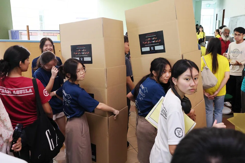 Seramai 300 sukarelawan, kebanyakan mereka merupakan pelajar dari sekolah menengah, Institut Pendidikan Teknikal (ITE), maktab rendah, madrasah, politeknik dan universiti serta kumpulan berseragam seperti Pandu Puteri, Pasukan Kadet Polis Kebangsaan (NPCC), Pasukan Kadet Kebangsaan (NCC) dan Pasukan Kadet Pertahanan Awam Kebangsaan (NCDCC) menjayakan acara tersebut.