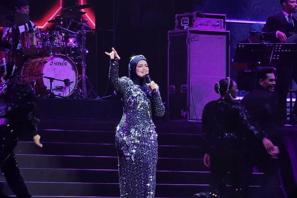 Keikhlasan hati Datuk Seri Siti Nurhaliza apabila mendendangkan lagu-lagu ikoniknya dapat dirasakan peminat yang hadir sejauh Abu Dhabi, Australia dan Britain ke Stadium Tertutup Singapura pada 26 Julai.