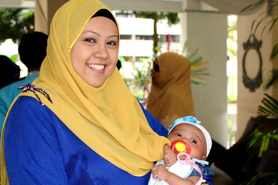SUKA YANG RINGKAS: Pelanggan pakej jamuan Hari Raya Aspirasi, Cik Sharifah, lebih suka persiapan Hari Raya ringkas memandangkan beliau bekerja dan mempunyai anak kecil. - Foto ihsan SHARIFAH SALLEH