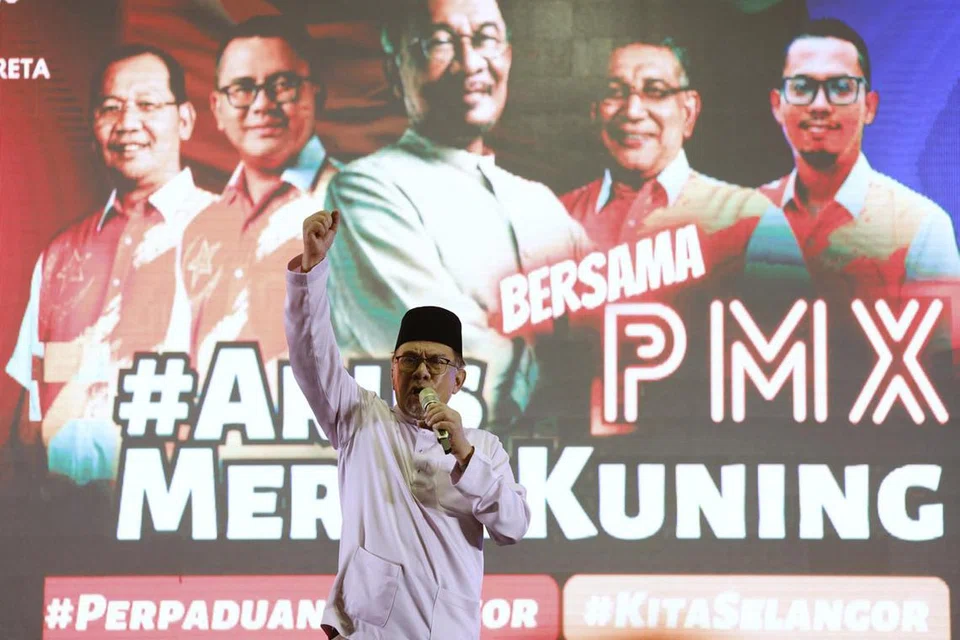 YAKIN KEKUATAN PH: Perdana Menteri Datuk Seri Anwar Ibrahim yang juga Pengerusi PH berucap pada Majlis Ceramah Arus Merah Kuning di Subang Bestari, lewat malam Sabtu.