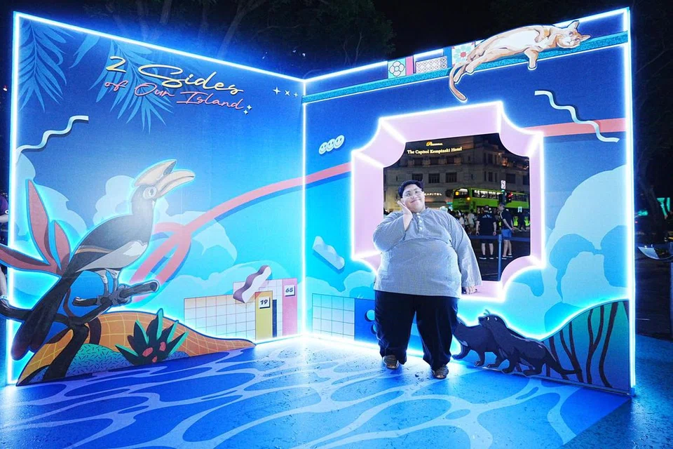 Penulis dan penyunting BH, Hakim Norman Hassan, bergambar di salah satu ruang santai dalam seni pemasangan yang terletak di luar pusat beli-belah Raffles City. 