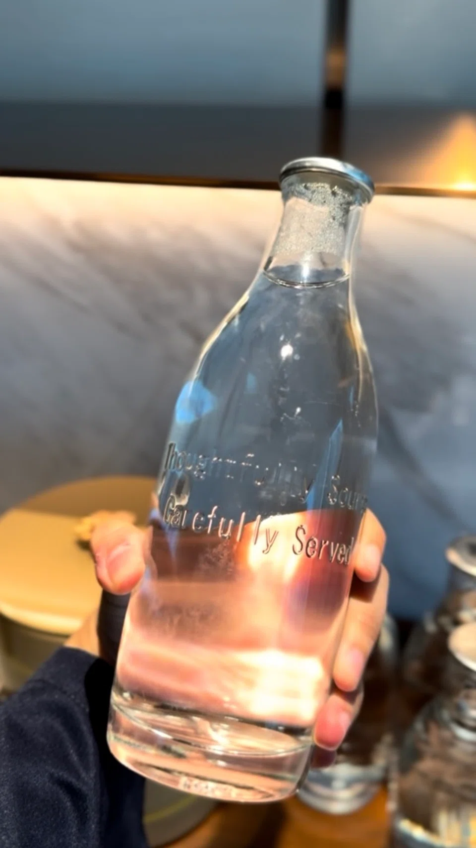 Tersedia beberapa botol gelas mengandungi air putih dalam bilik Grand Hyatt Singapore.