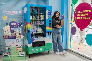 SUMBANG REKAAN: Antara perkara yang Cik Nadzirah lakukan semasa latihan amalinya di Muzium Kanak-kanak Singapura adalah mereka produk seperti boneka tangan 'wonder bot', fail plastik serta pelan lantai digital yang dipamerkan di laman web, museum dan juga kerja kertas sekolah. - Foto BH oleh NUR DIYANA TAHA