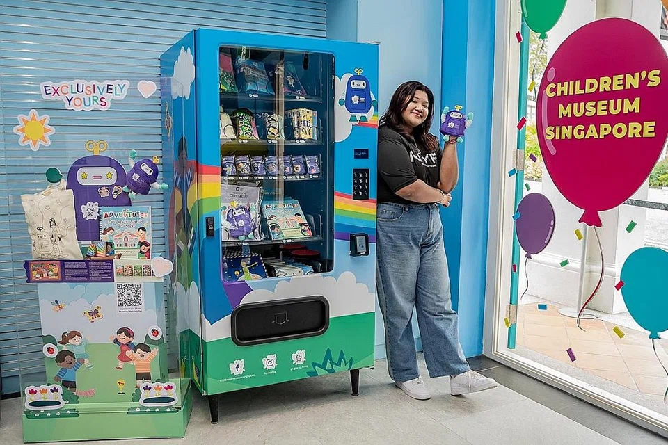 SUMBANG REKAAN: Antara perkara yang Cik Nadzirah lakukan semasa latihan amalinya di Muzium Kanak-kanak Singapura adalah mereka produk seperti boneka tangan 'wonder bot', fail plastik serta pelan lantai digital yang dipamerkan di laman web, museum dan juga kerja kertas sekolah. - Foto BH oleh NUR DIYANA TAHA
