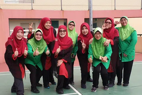 Cik Kartini Abdul Rahman (empat dari kiri) bersama anggota kumpulan ‘kebayarobics’.