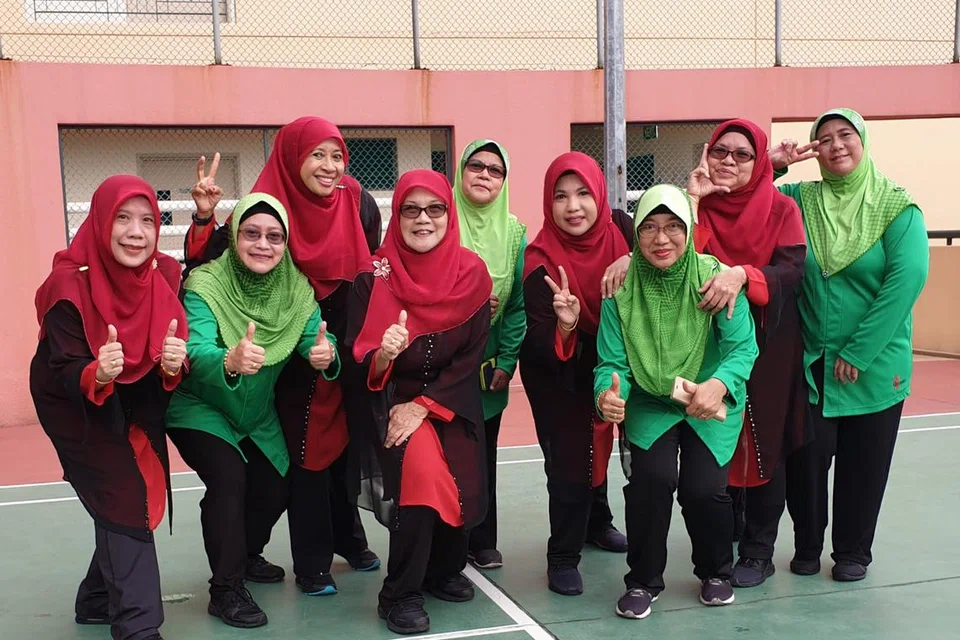 Cik Kartini Abdul Rahman (empat dari kiri) bersama anggota kumpulan ‘kebayarobics’.