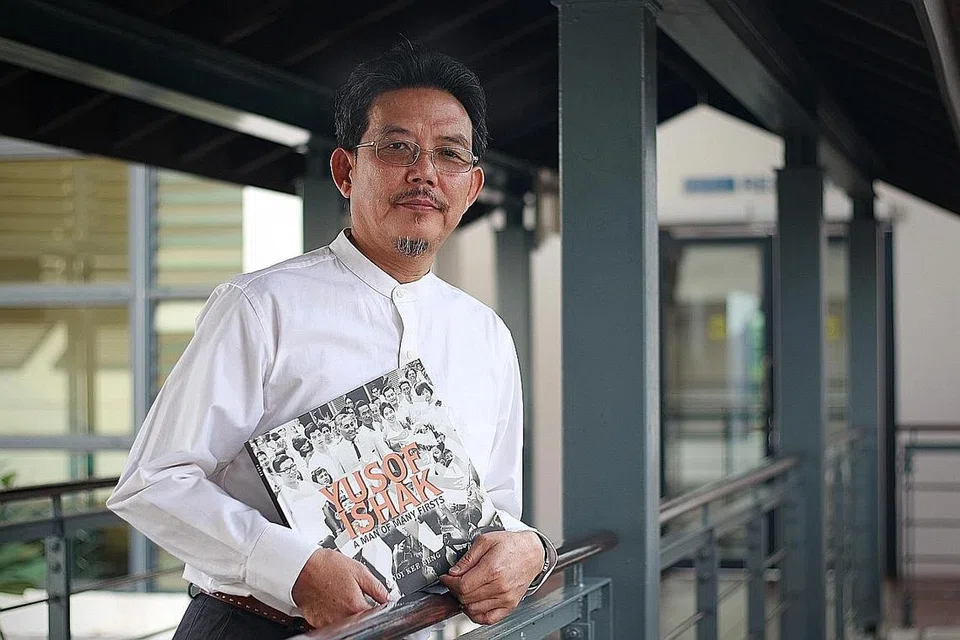 BUKU BERSEJARAH: Timbalan Pengarah Iseas-Institut Yusof Ishak, Dr Ooi Kee Beng, dengan buku yang ditulisnya mengenai Allahyarham Yusof Ishak bertajuk 'Yusof Ishak: A Man Of Many Firsts' yang dilancarkan Jumaat lalu. - Foto THE STRAITS TIMES