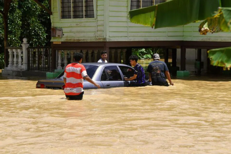 Keadaan banjir di Slim River, Perak, yang menenggelamkan kenderaan penduduk.