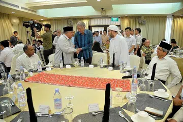 HARGAI SUMBANGAN RRG: Encik Teo (tengah) berjabat tangan dengan pengerusi bersama RRG Ustaz Ali Mohamed sebelum majlis iftar bermula di Masjid Khadijah semalam. Bersama mereka ialah (dari kiri) Encik Shanmugam, pengerusi bersama RRG Ustaz Hasbi Hassan dan Dr Yaacob. - Foto M.O. SALLEH