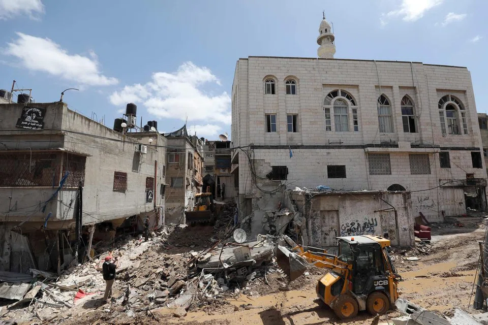 Warga Palestin melihat dari dekat kerosakan yang ditimpakan tentera Israel di kem pelarian di Nur Shams pada 21 April. 