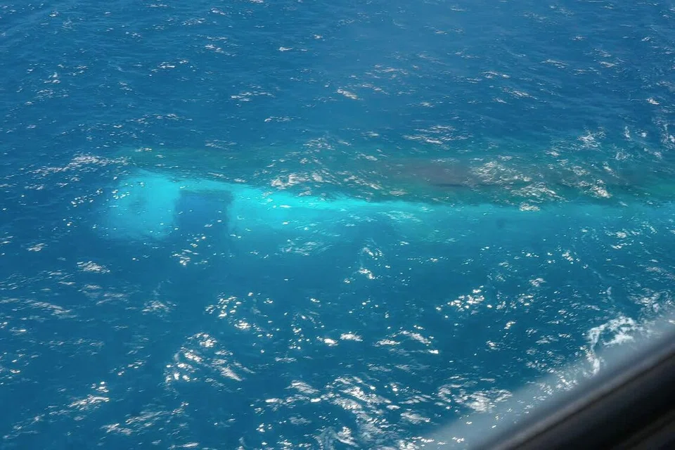 Kapal penumpang Virgo Transport 8 yang karam di perairan Laut Jawa, dilihat dari sebuah kapal Tentera Laut Indonesia pada 17 September 2026. Kapal itu membawa 213 penumpang dan 30 anak kapal dalam perjalanan dari Surabaya ke Banjarmasin sebelum terputus hubungan. 