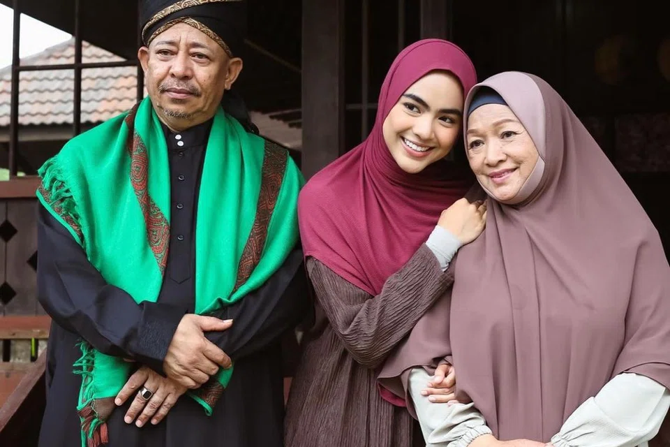 Drama ‘Aku Bukan Ustazah’, yang dijayakan Erysha Emyra (tengah), bersama pelakon veteran, Razak Ahmad (kiri) dan Fadilah Mansor, sebagai ibu bapanya, membawa nama Erysha sejauh Thailand, di mana pencinta drama turut mengenalinya.