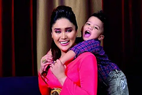 INGIN TENANGKAN HATI: Azharina Azhar belum bersedia mengambil anak angkat baru kerana masih terkenangkan anak angkat yang meninggal, Rizqie Azharin. Bersamanya ialah seorang lagi anak angkat, Rahmat Azharin Azhar Abdullah. - Foto MYARTIS